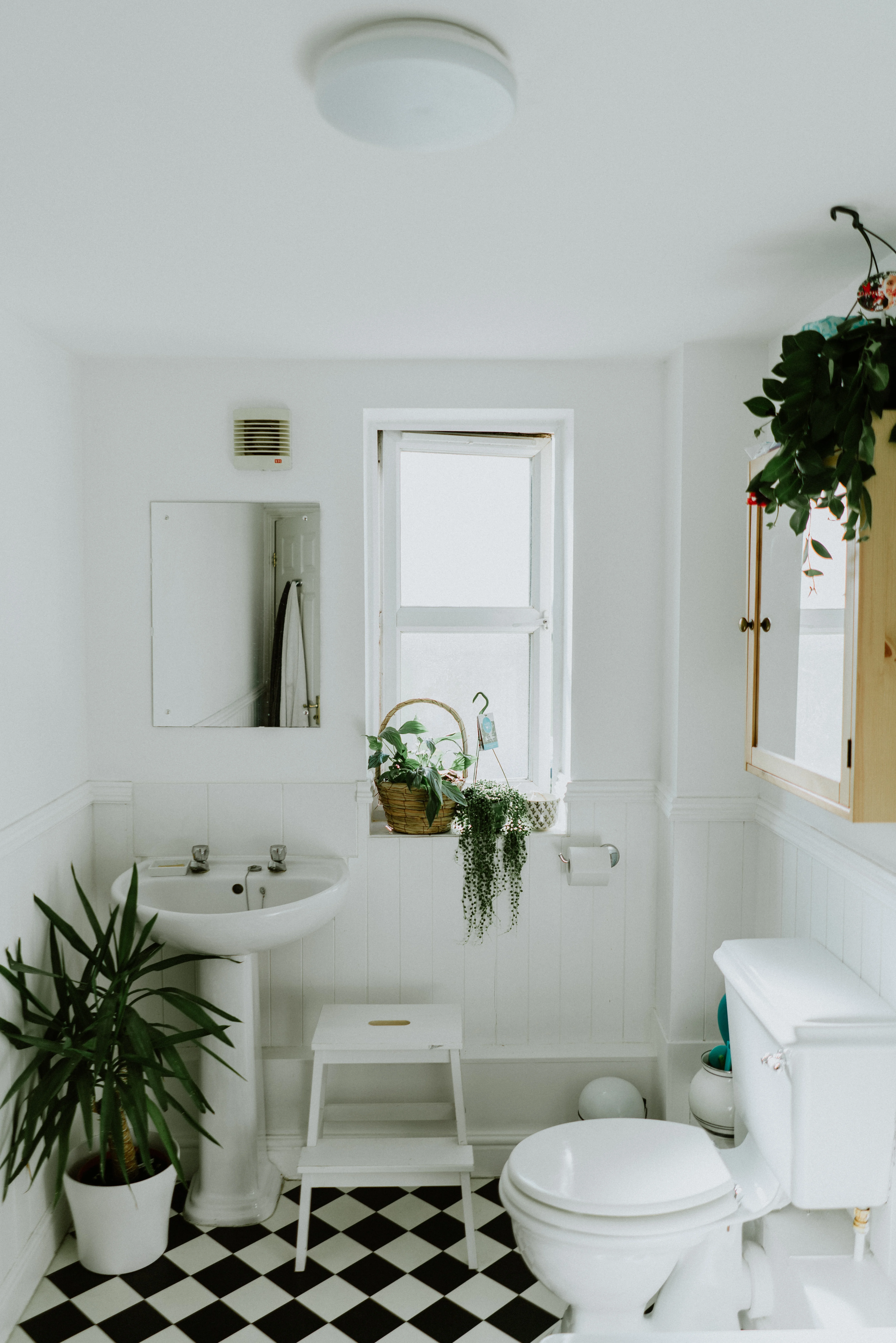 baño sutil, azulejos blancos y negros. Todo el resto en blanco.